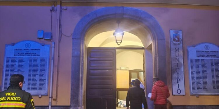 Danneggiamento aggravato dal metodo mafioso. Cinque indagati per la bomba al Comune di Castel San Giorgio