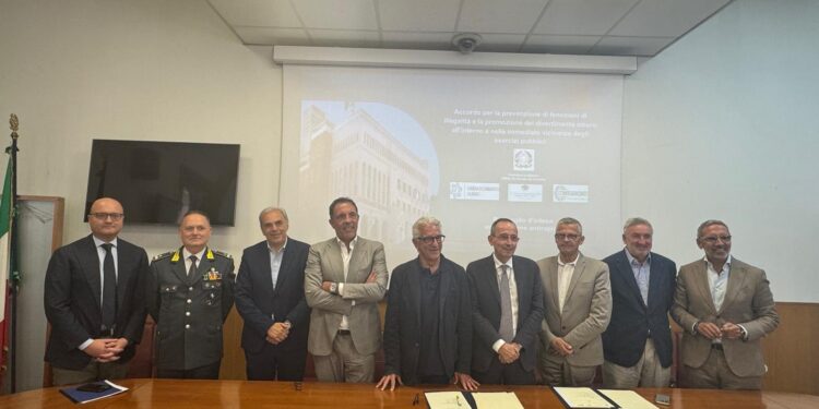 Salerno, firmati due protocolli per la sicurezza nella movida: più controlli e videosorveglianza nei locali