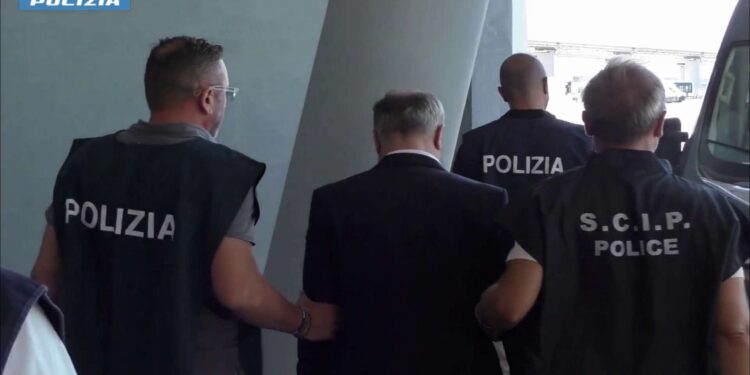 Condannato a 25 anni di reclusione per reati anche nel Salernitano, arrestato latitante