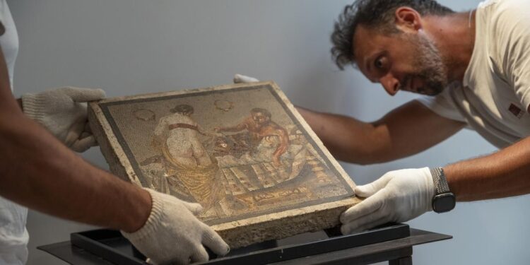 Pompei, restituito un mosaico con una coppia di amanti: rimpatriato dalla Germania e consegnato al Parco archeologico
