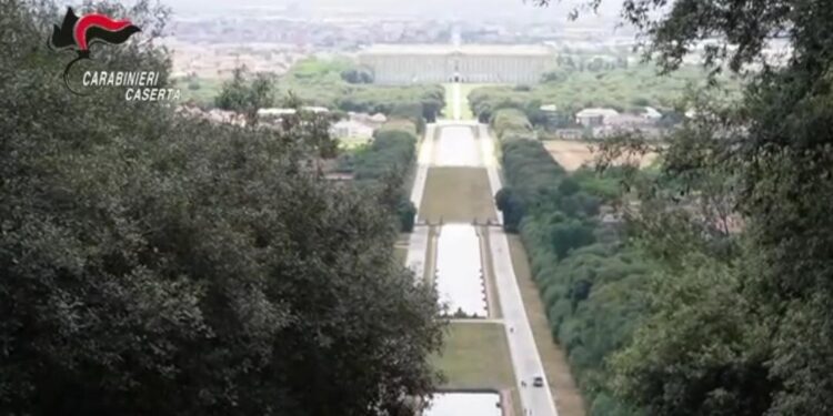 Rubava acqua dalle fontane della Reggia di Caserta per irrigare i campi: arrestato imprenditore agricolo