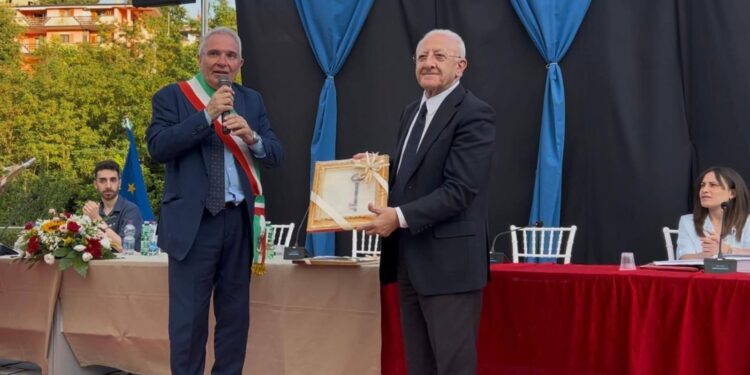 Ruvo Del Monte consegna la cittadinanza onoraria al suo “figlio illustre” Vincenzo De Luca