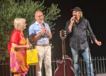 Grande festa per i 50 anni della  Farmacia Borgia a Silla di Sassano  tra emozioni, ricordi e musica con Tony Tammaro