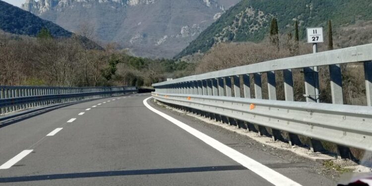 Traffico in tilt in Basilicata: camion si ribalta sulla Basentana e un’auto prende fuoco sulla Tito-Brienza