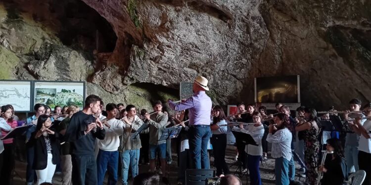 Il Falaut Campus lancia un messaggio di pace per Gaza con l’esecuzione del brano Baym Rebn in Palestina