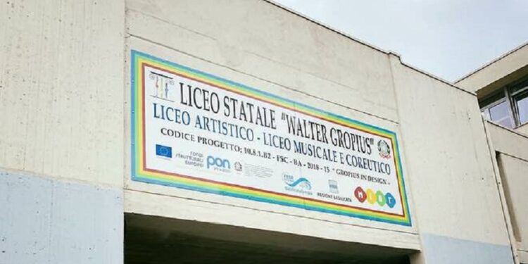Il Liceo “Walter Gropius” di Potenza approva il congedo mestruale per le studentesse con patologie: è la prima scuola in Basilicata