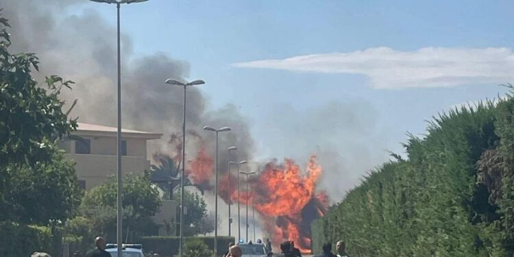Metaponto in fiamme, turisti in fuga: evacuati campeggi e villaggi, tre feriti tra cui un neonato