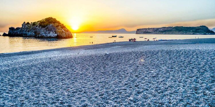 Praia a Mare, coprifuoco per gli under 14: multe fino a 250 euro per i genitori