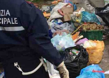 Polizia Municipale e Salerno Pulita contrastano l’abbandono illegale dei rifiuti