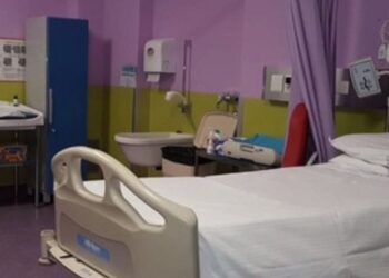 Campania, De Luca e Fortini chiedono alle ASL stanze separate per donne che hanno abortito: “Un gesto per non aggiungere dolore al dolore”