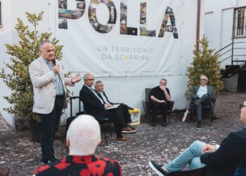Un tributo alla memoria di Vittorio Bracco nei giardini della Biblioteca Comunale di Polla