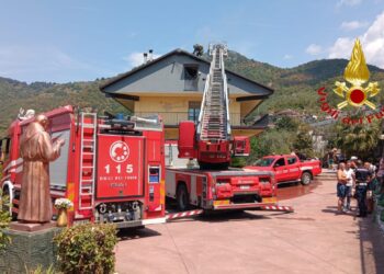 Paura a Olevano sul Tusciano: incendio in un sottotetto in località  Fellitto, nessun ferito