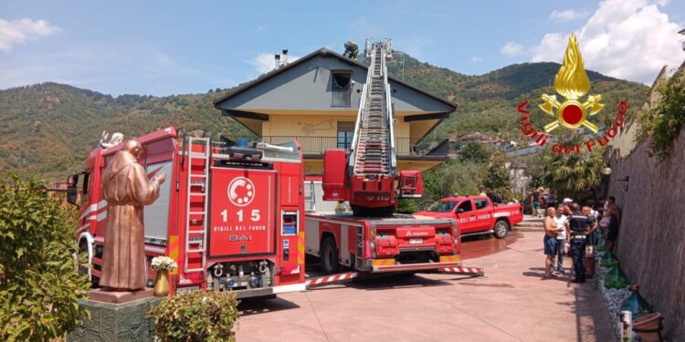 Paura a Olevano sul Tusciano: incendio in un sottotetto in località Fellitto, nessun ferito