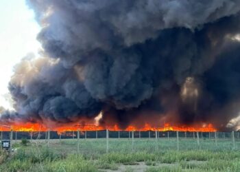 Fiamme tra Scafati e Pompei: brucia deposito di vestiti destinati alla Caritas