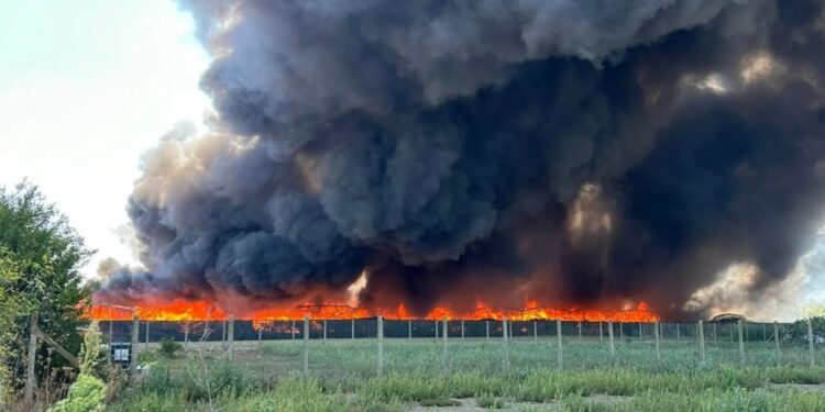 Fiamme tra Scafati e Pompei: brucia deposito di vestiti destinati alla Caritas