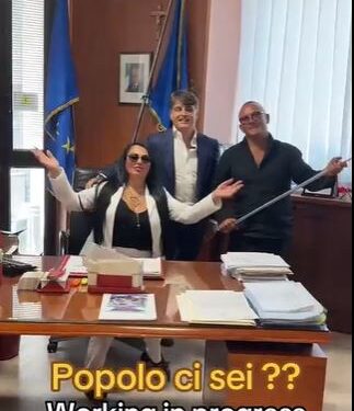 TikToker  ballano nell’ufficio di un Consigliere Regionale della Campania: scoppia la polemica