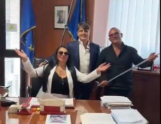 TikToker  ballano nell’ufficio di un Consigliere Regionale della Campania: scoppia la polemica