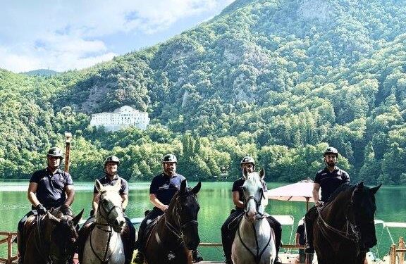 Pattuglie dei Carabinieri a cavallo in azione nel potentino per il controllo del territorio