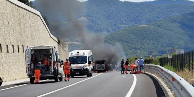 Scontro sulla Tito-Brienza: furgone prende fuoco. Diversi feriti