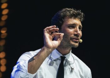 Stefano De Martino one man show al Certosa Village a Padula, tra ricordi, musica, danza e risate