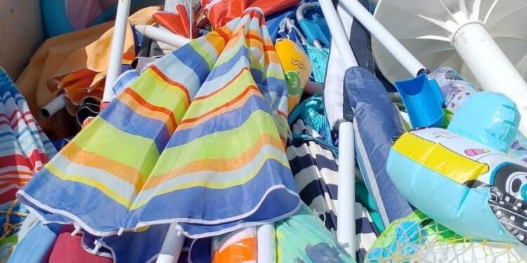 Agropoli, blitz notturno contro l’abusivismo in spiaggia: sequestrati ombrelloni e sdraio lasciati illegalmente