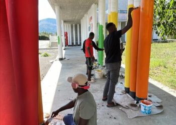 Il polo scolastico “ricolorato” con il supporto dei ragazzi del progetto Sai di Padula