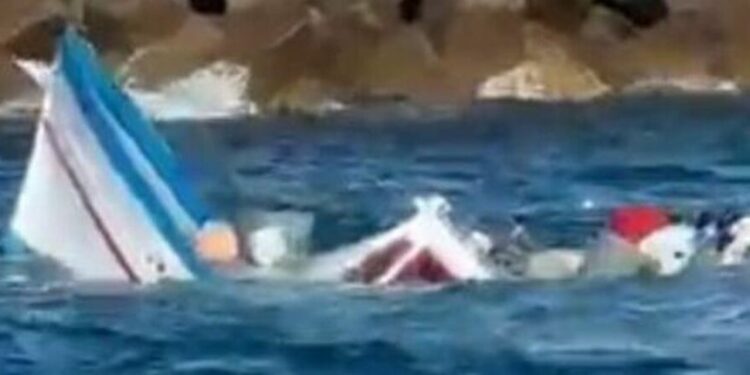 Peschereccio affonda a Salerno durante la processione della Madonna di Costantinopoli