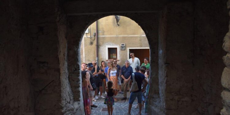“Sanza segreta” si rivela un successo. Emozioni per le visite negli angoli meno noti del borgo