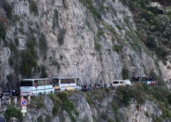 Costiera Amalfitana nel caos: autobus sovraffollati e viabilità in tilt, la CISL chiede interventi urgenti