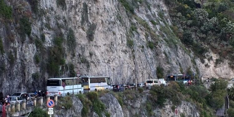 Costiera Amalfitana nel caos: autobus sovraffollati e viabilità in tilt, la CISL chiede interventi urgenti