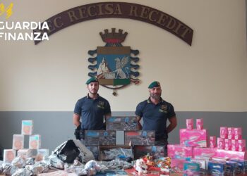 Oltre 1 milione e mezzo di giocattoli contraffatti sequestrati a Napoli: due persone denunciate