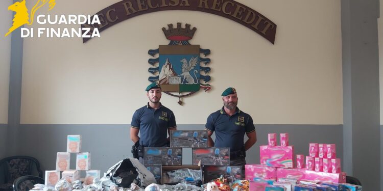 Oltre 1 milione e mezzo di giocattoli contraffatti sequestrati a Napoli: due persone denunciate