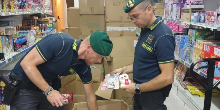 Maxi sequestro di merce contraffatta nel salernitano: 19.000 articoli bloccati dalla Guardia di Finanza