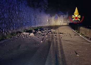 Paura sulla Statale Amalfitana: caduta massi tra Cetara e Maiori, doppio intervento dei Vigili del Fuoco