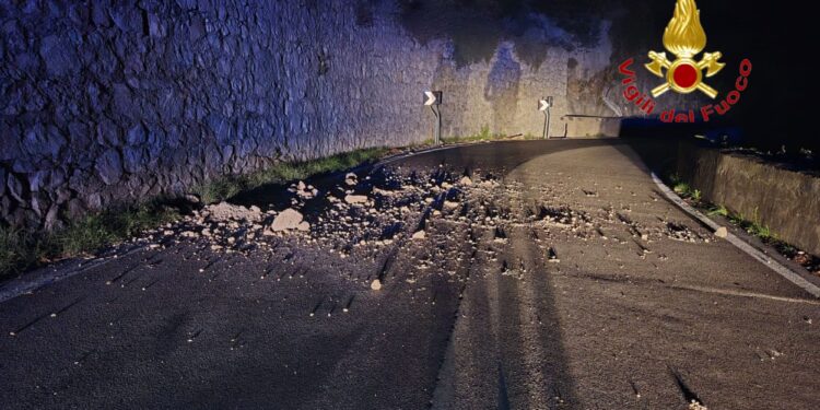 Paura sulla Statale Amalfitana: caduta massi tra Cetara e Maiori, doppio intervento dei Vigili del Fuoco