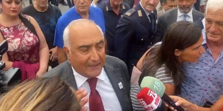 Al “Ruggi” si insedia Verdoliva tra la benedizione di De Luca e la contestazione della mamma di Cristina Pagliarulo