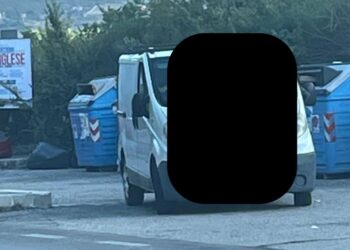 Potenza, due divani abbandonati in strada: il sindaco Telesca pubblica le foto e promette sanzioni