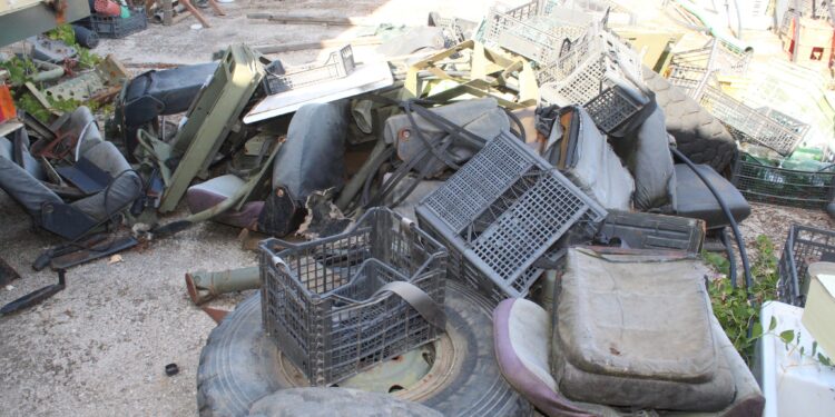 Sequestrate due officine e un terreno colmo di rifiuti ad Altavilla Silentina