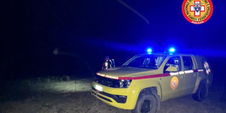 Escursionisti avvicinati da lupi sul Pollino: salvati nella notte