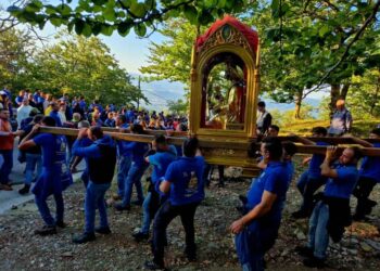 Tre giorni, venticinque pellegrini e la Madonna Nera: la fede che lega Caggiano a Viggiano