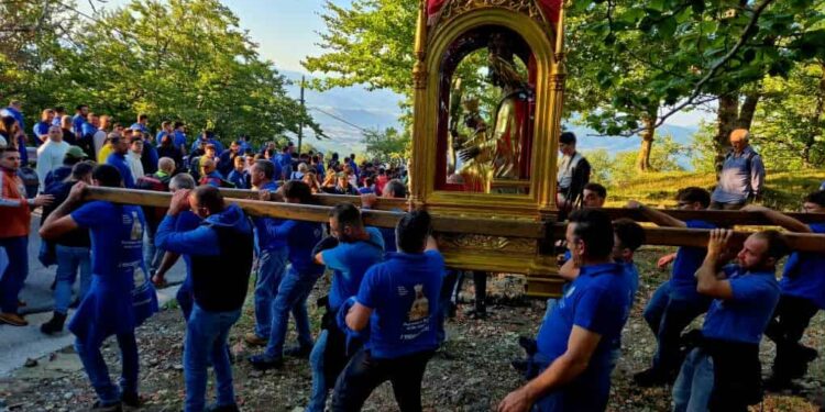 Tre giorni, venticinque pellegrini e la Madonna Nera: la fede che lega Caggiano a Viggiano