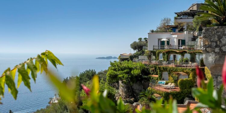 Sequestrata parte dell’Hotel Le Agavi di Positano: accuse di abusi edilizi e occupazione del demanio