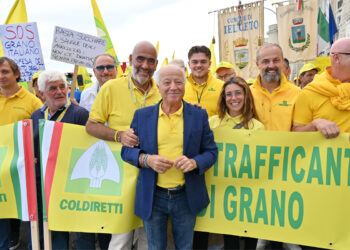 Agricoltori campani in piazza a Bari contro le speculazioni sul grano: “Vogliamo prezzi giusti!”