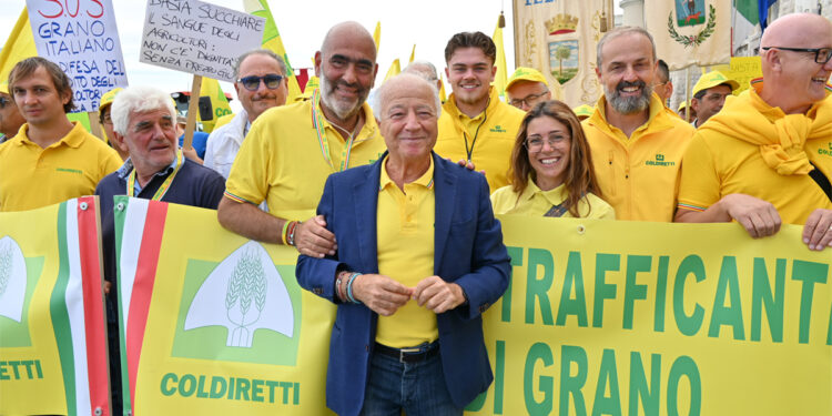Agricoltori campani in piazza a Bari contro le speculazioni sul grano: “Vogliamo prezzi giusti!”