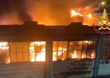 Grosso incendio a Nocera Superiore: fiamme in capannoni industriali. Duro lavoro dei Vigili del fuoco