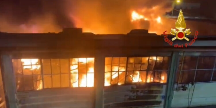 Grosso incendio a Nocera Superiore: fiamme in capannoni industriali. Duro lavoro dei Vigili del fuoco