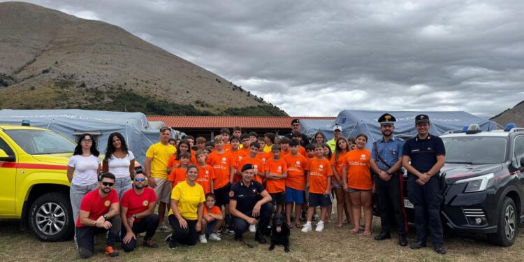 I carabinieri incontrano i giovani del campo scuola della Protezione Civile a Maratea