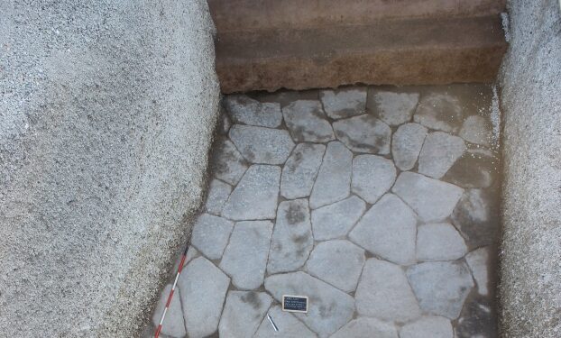 Pompei, scoperta una “panca d’attesa” davanti alla Villa dei Misteri: luogo di incontri e speranze