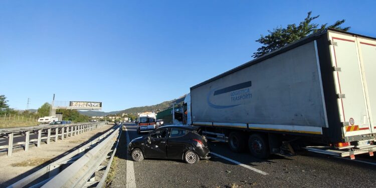 Incidente allo svincolo del raccordo Avellino-Salerno: donna portata in ospedale