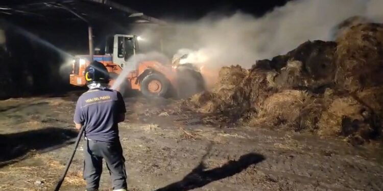 Paura a Velina: fienile in fiamme, una persona ustionata